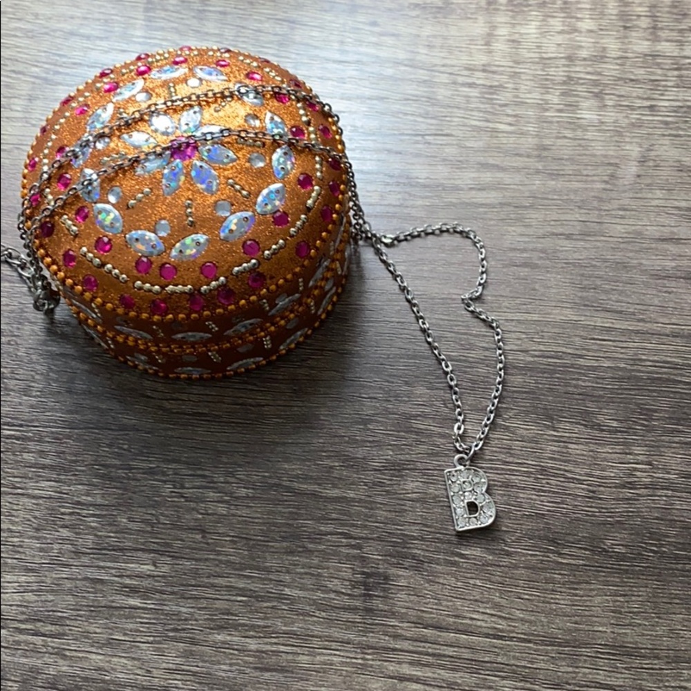 NECKLACE WITH THE LETTER “B”